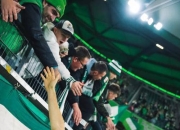 包含足球界一大黑马表现抢眼，球迷围观热议的词条