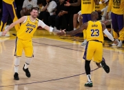 詹姆斯狂砍逆转取胜分，引发争议迎来新赛季高光！